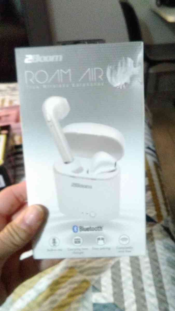 4 sets of head phones - Branson, Missouri - FleaMarketBay