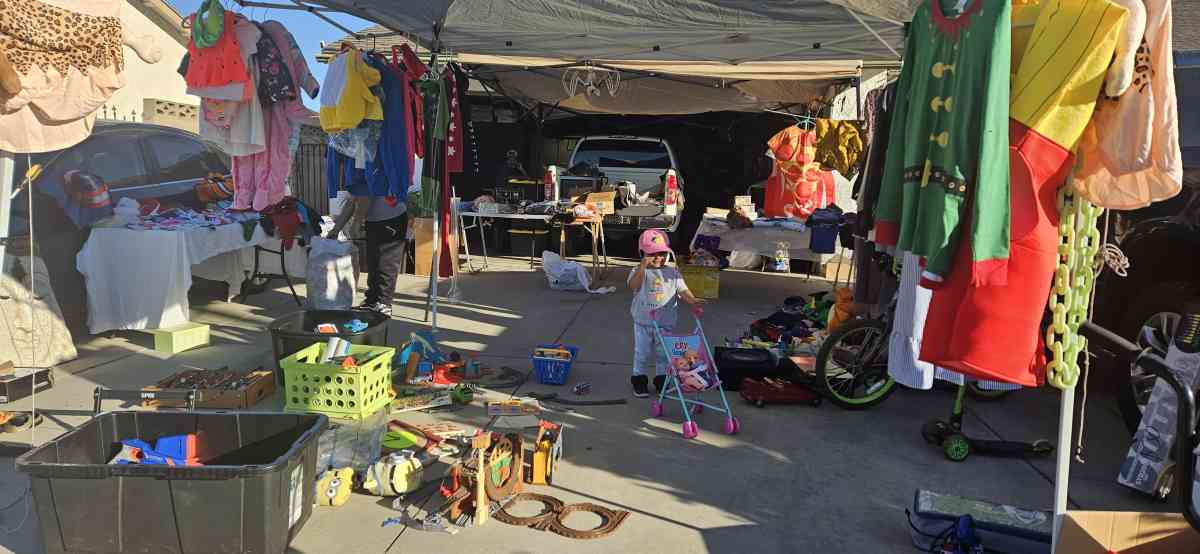 yard sale - Hemet, California
