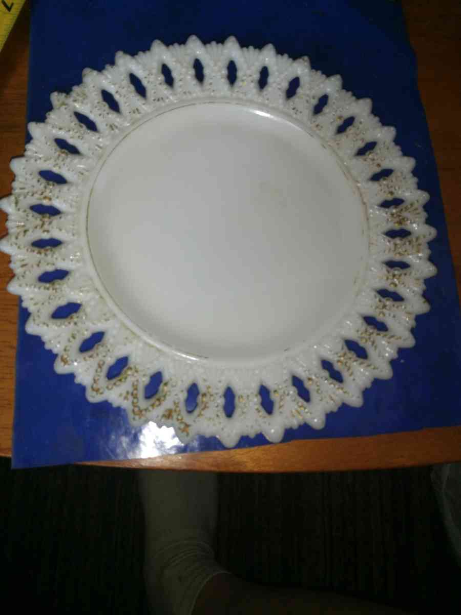 Kemple Sheaf of wheat milk glass plate - Pawtucket, Rhode Island - FleaMarketBay
