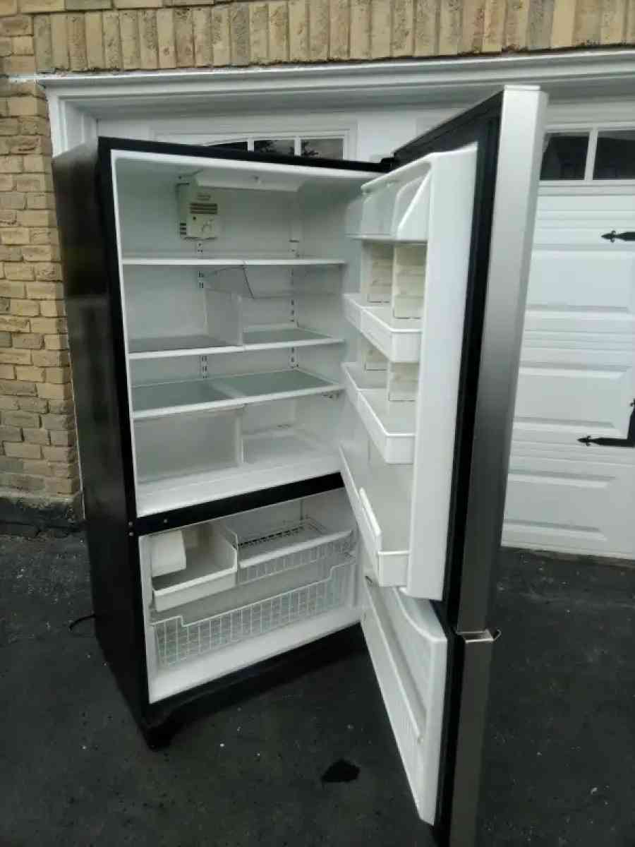 black Amana fridge - Bowling Green, Kentucky - FleaMarketBay