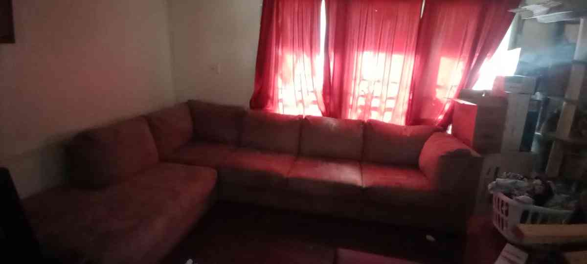 used sectional couch fair condition - Otterbein, Indiana - FleaMarketBay