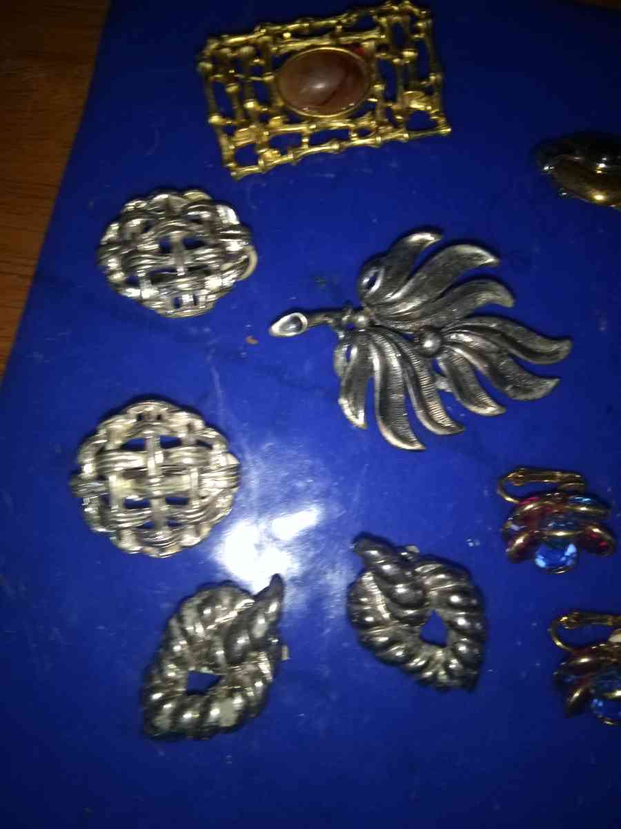 Costume Jewelry Lot - Pawtucket, Rhode Island - FleaMarketBay