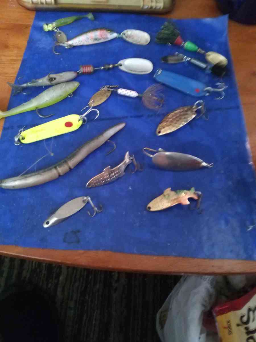 15 Fishing Lures and mini magnum pokcet lure holder - Pawtucket, Rhode Island - FleaMarketBay