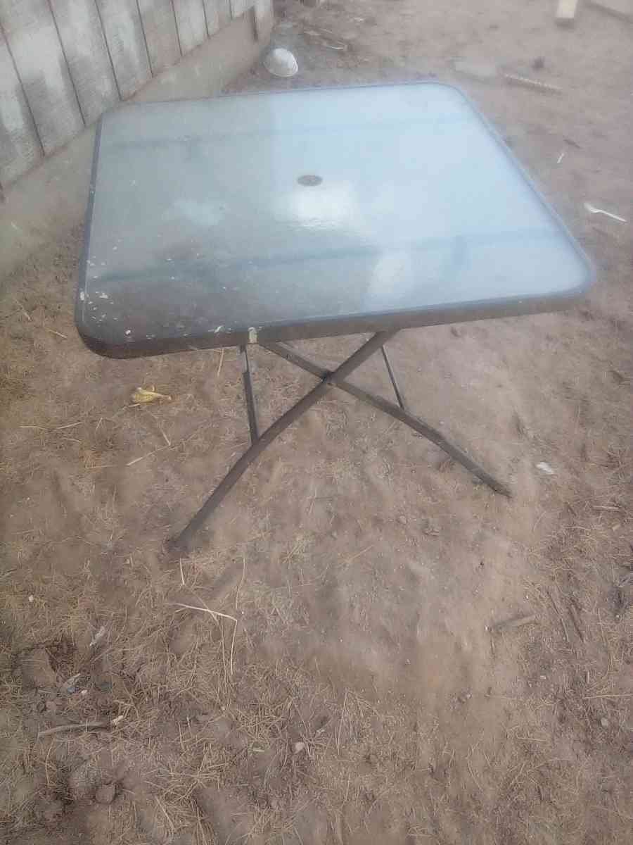 lawn chairs 4 and glass table - Pima, Arizona - FleaMarketBay