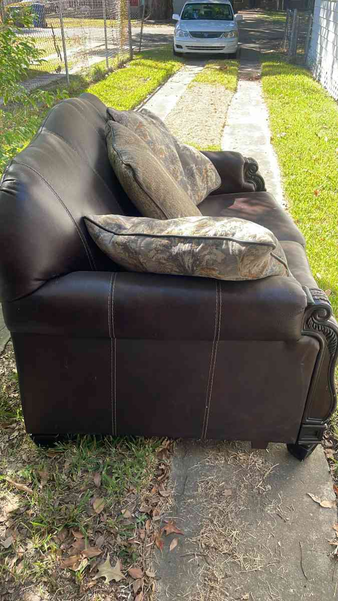 leather couch - Baton Rouge, Louisiana - FleaMarketBay