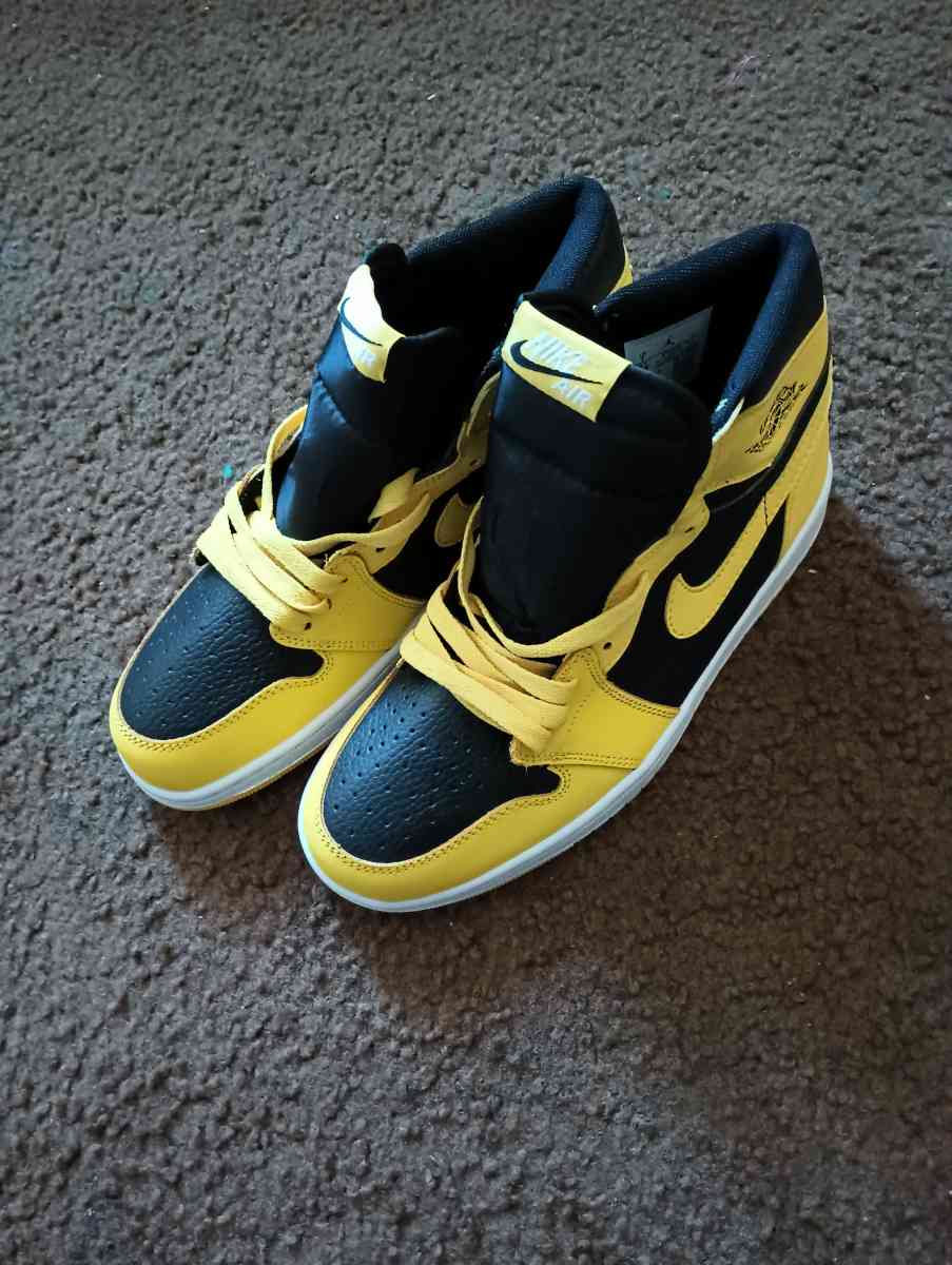 Nike Air Jordans yellow and black - Pittsburgh, Pennsylvania