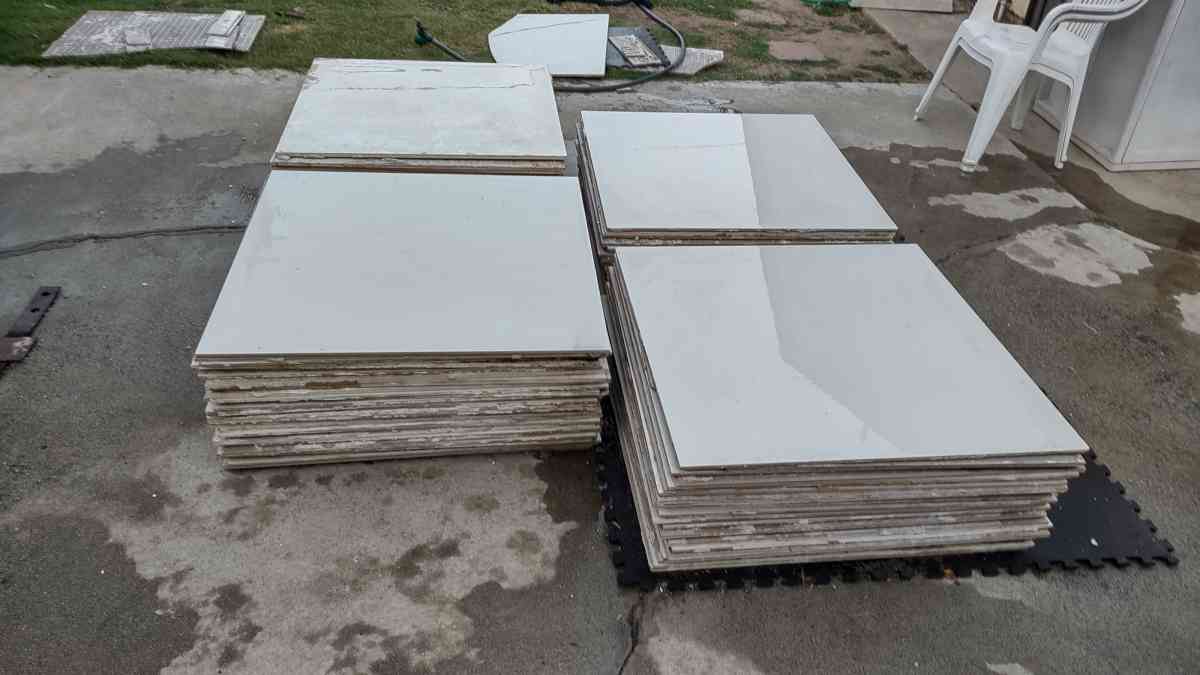 Used floor tiles - Adelanto, California - FleaMarketBay