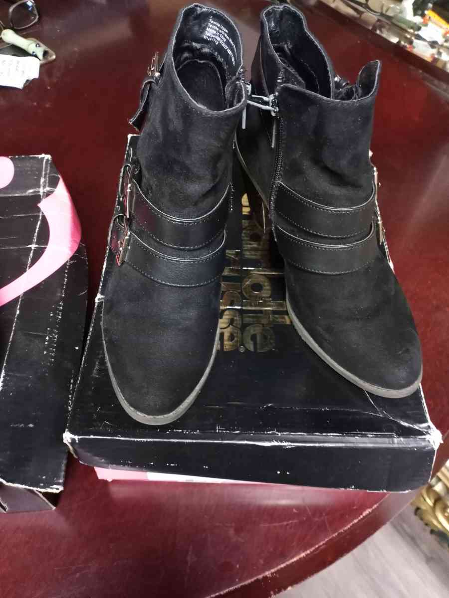 Woman Shoes - Dallas, Texas - FleaMarketBay