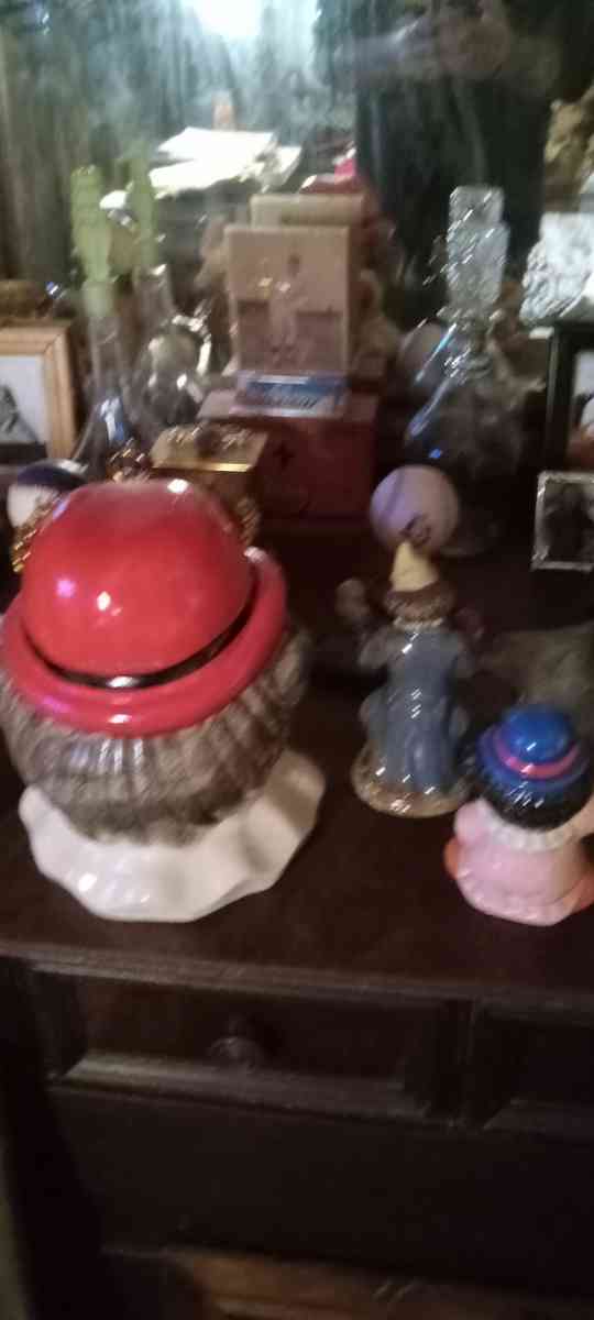 5 clown figurines 2 banks vintage - New Albany, Indiana