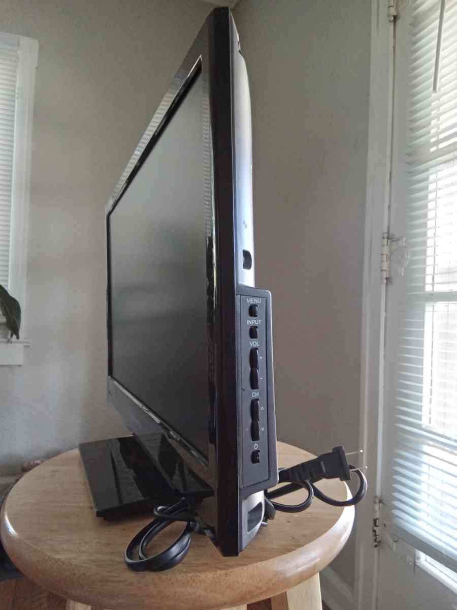 18 inch Dynex TV w FREE HDMI cable w FREE headphones - Indianapolis, Indiana