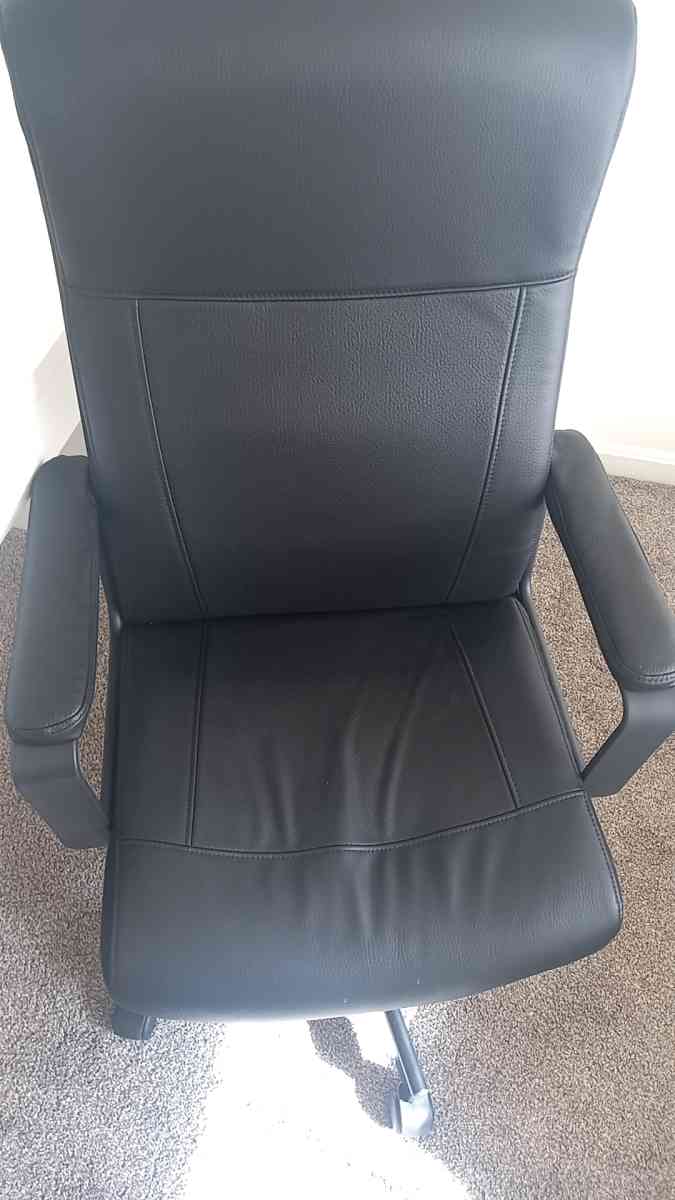 Desk and chair - Fairfax, Virginia - FleaMarketBay