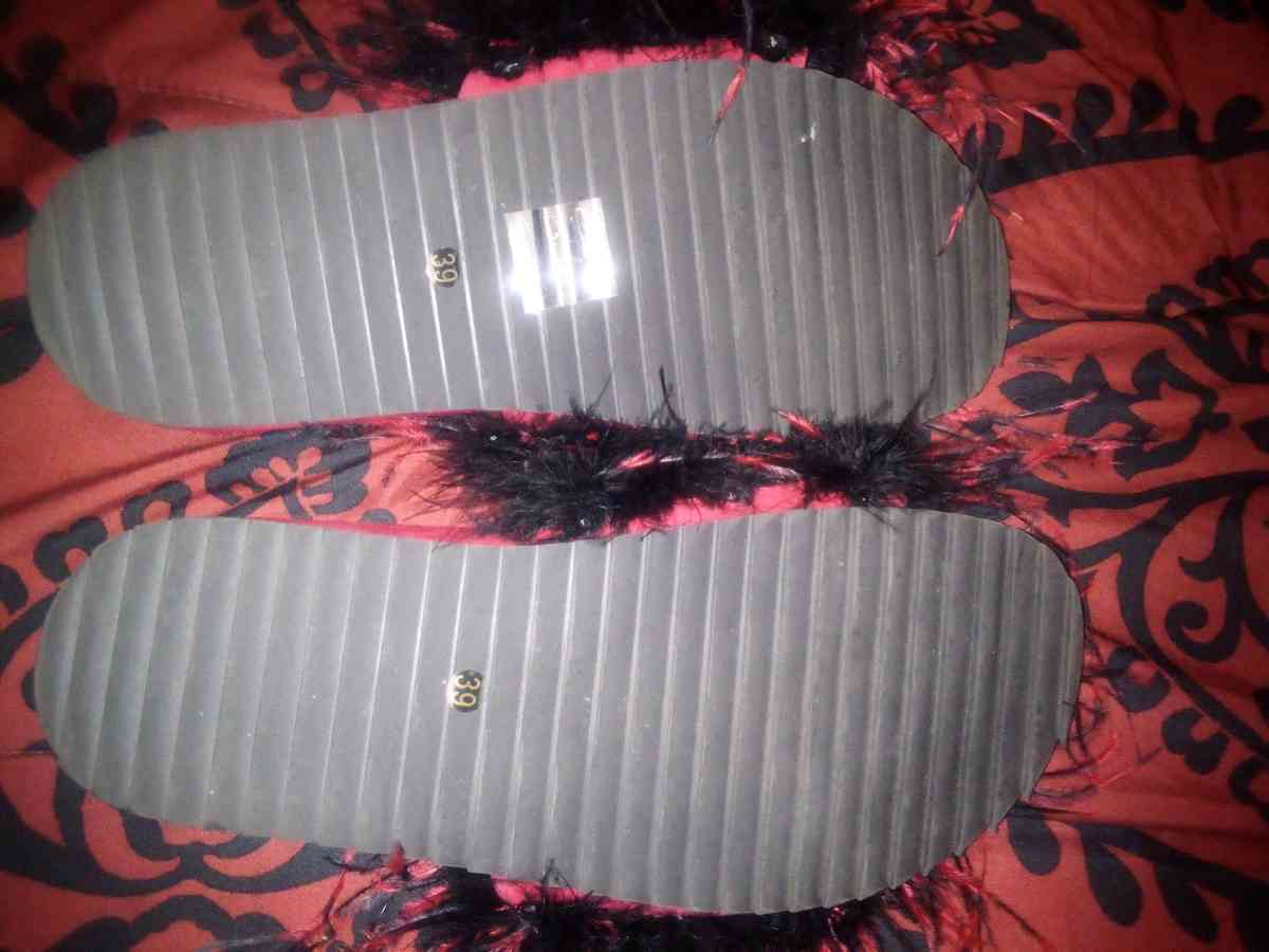 Shelly London  red and black feathers shoes sz 8 - Buffalo, New York - FleaMarketBay