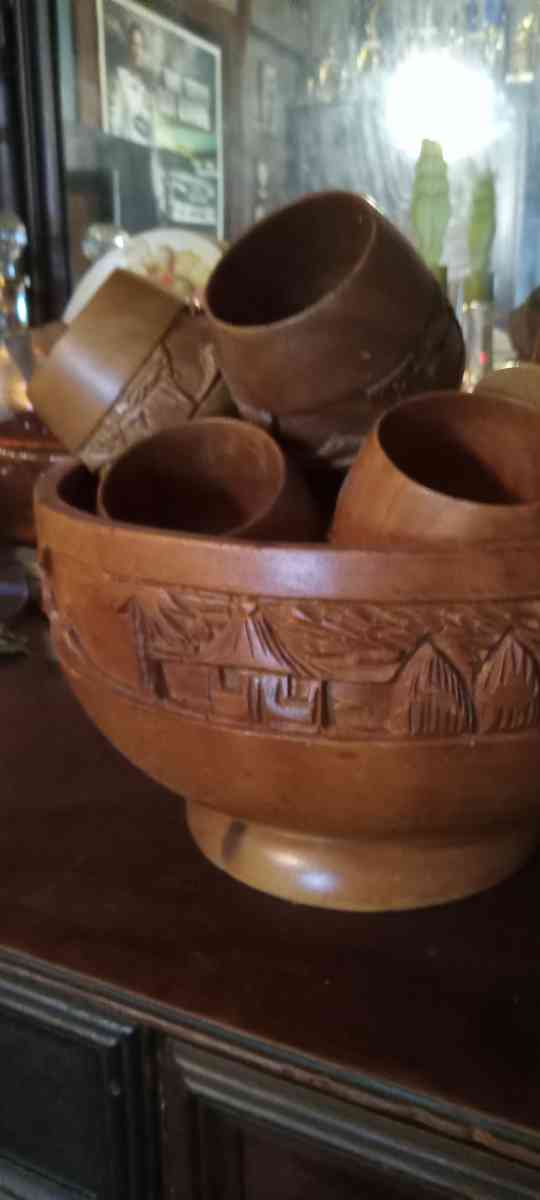 vintage wooden bowl with 8 cups - New Albany, Indiana - FleaMarketBay