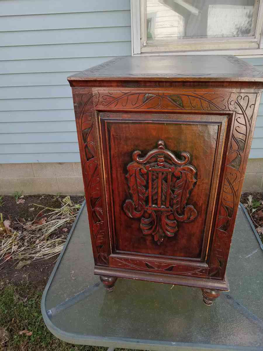 end table with storage ornate detailing - New Albany, Indiana - FleaMarketBay