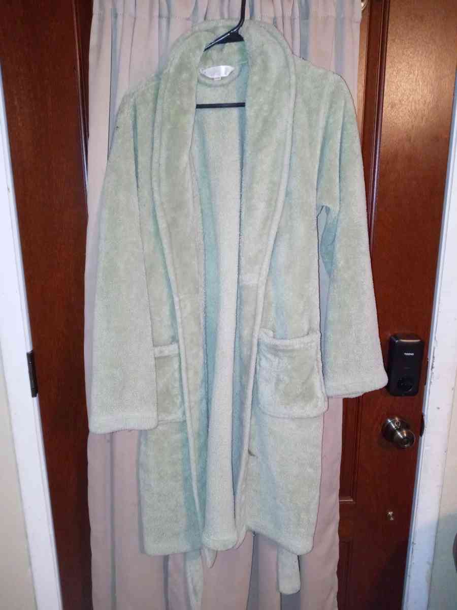 small medium robes white is Laura Ashley Greene is concierge - Davenport, Florida - FleaMarketBay