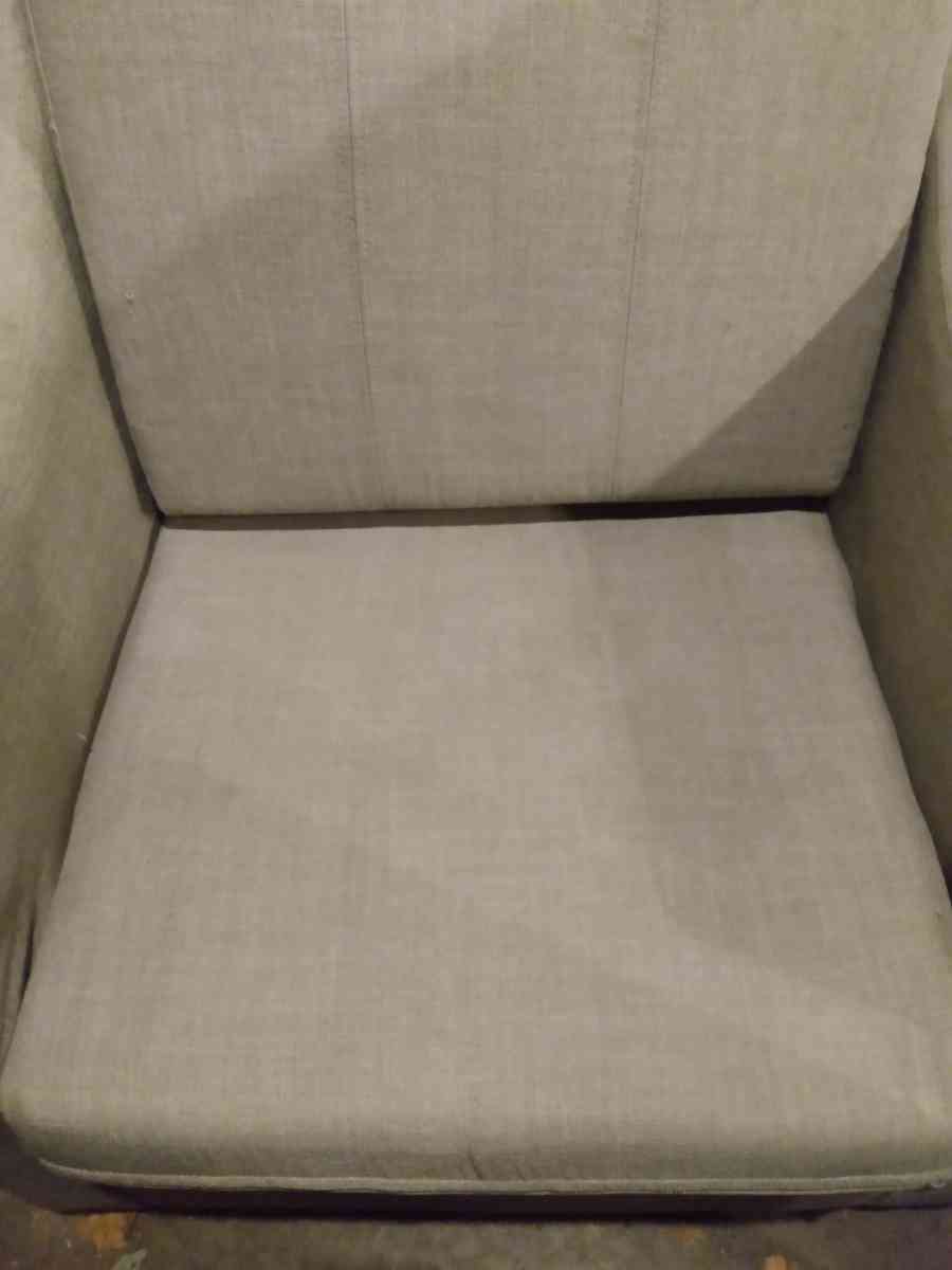 OBO living room chair can deliver for extra charge - Janesville, Wisconsin - FleaMarketBay