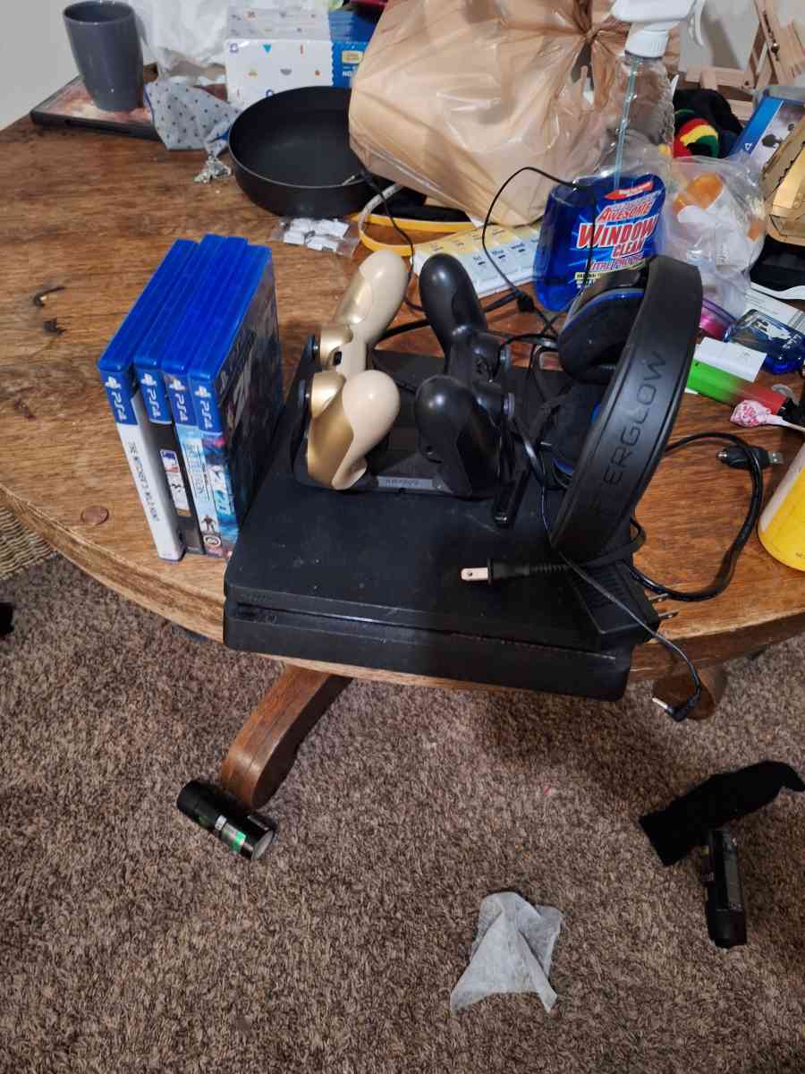 ps4 and accessories - Lawrence, Kansas
