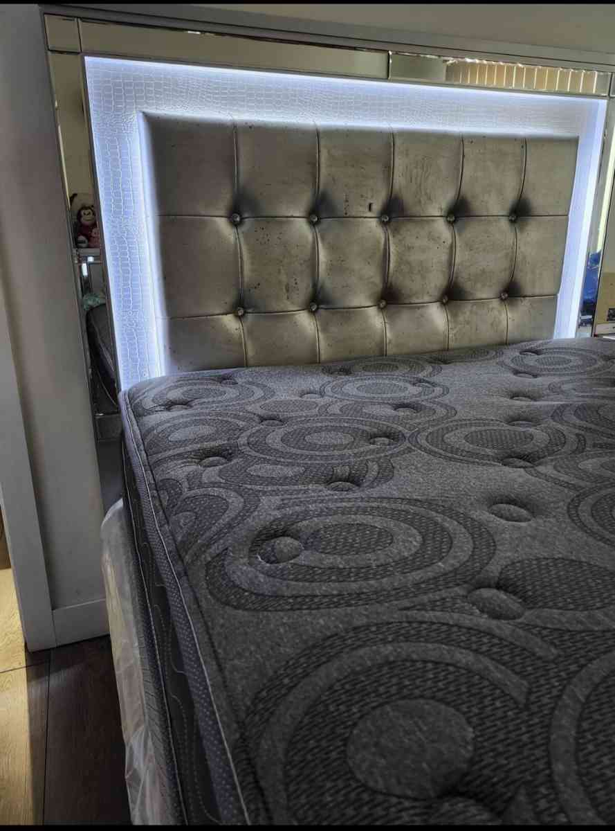 5 piece queen size bedroom set - Bell Gardens, California