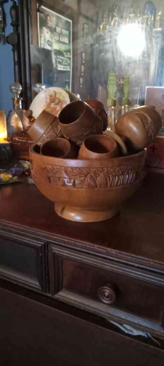 vintage wooden bowl with 8 cups - New Albany, Indiana