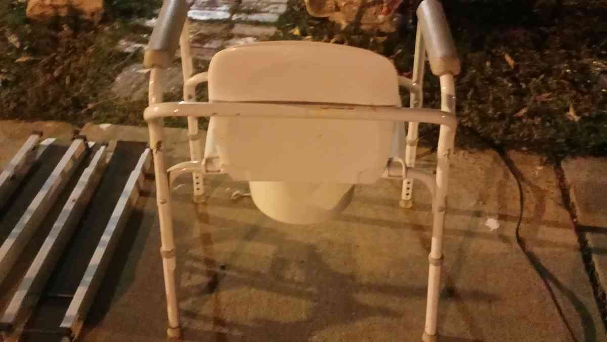 bedside portable toilet - Little Rock, Arkansas - FleaMarketBay
