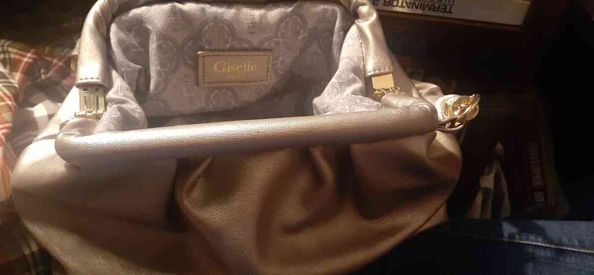 a genuine Giselle Paris purse - Swansboro, North Carolina - FleaMarketBay