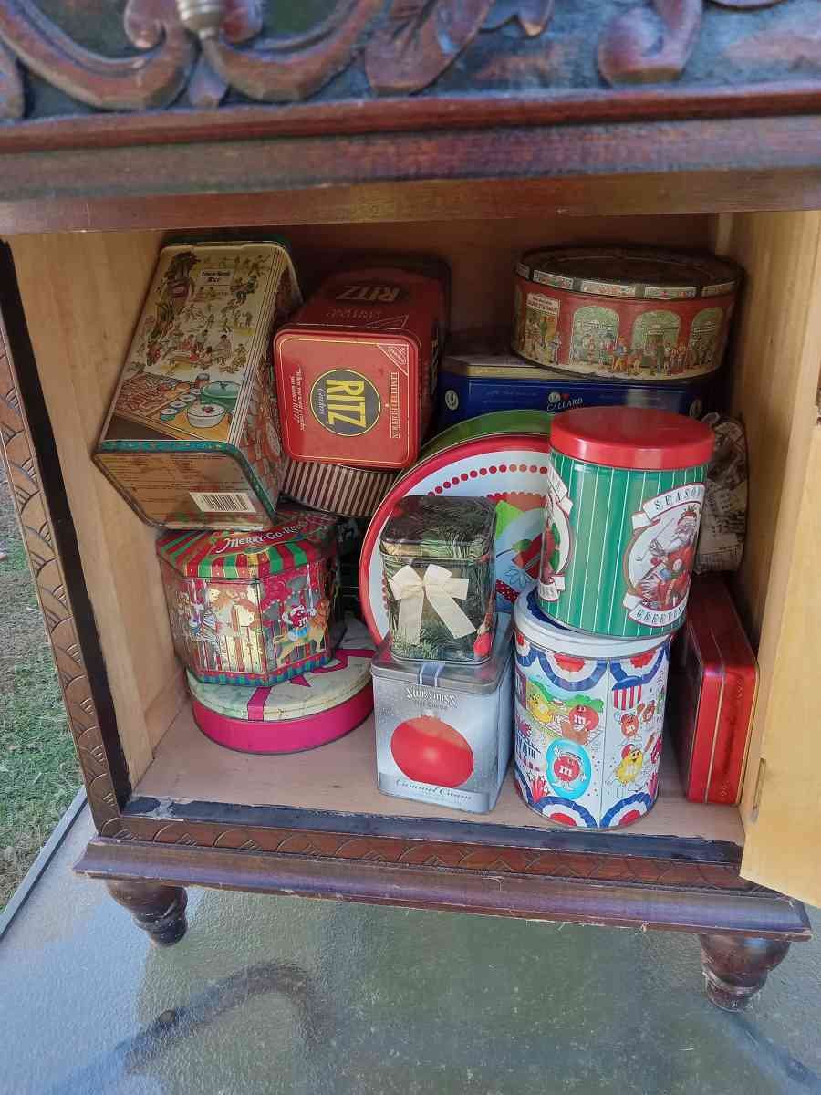 end table with storage ornate detailing - New Albany, Indiana - FleaMarketBay