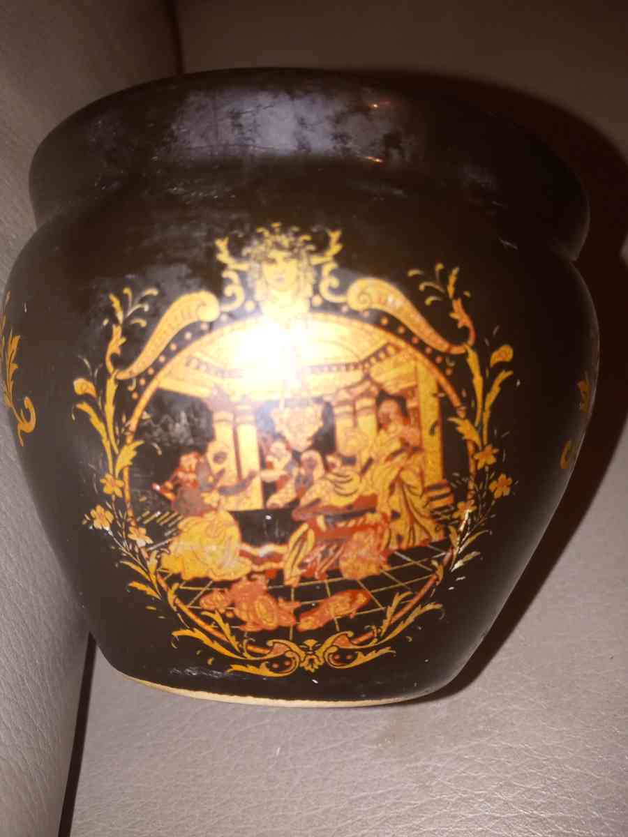 black and gold planter - Davenport, Florida