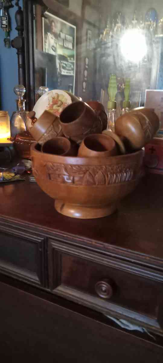 vintage wooden bowl with 8 cups - New Albany, Indiana - FleaMarketBay