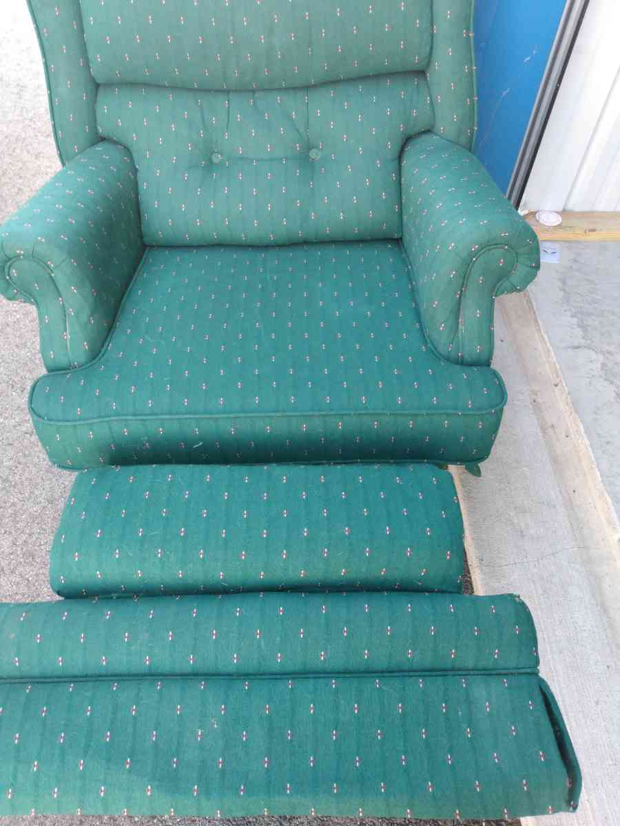 OBO living room chair recliner - Janesville, Wisconsin - FleaMarketBay