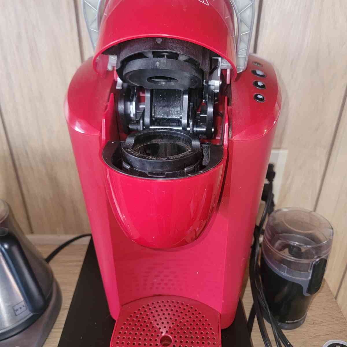 Keurig Single serve coffee maker red - Lakeside, California - FleaMarketBay