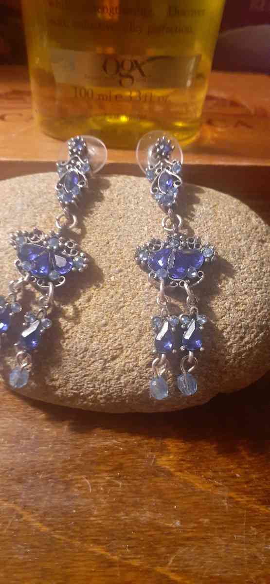 beautiful blue vintage accent dangles earrings - Swansboro, North Carolina - FleaMarketBay