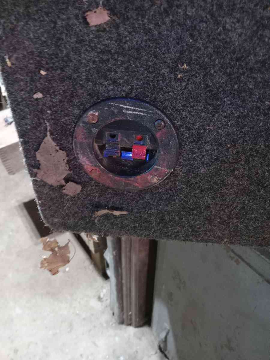 speaker box for 10 inch subs - New Albany, Indiana - FleaMarketBay