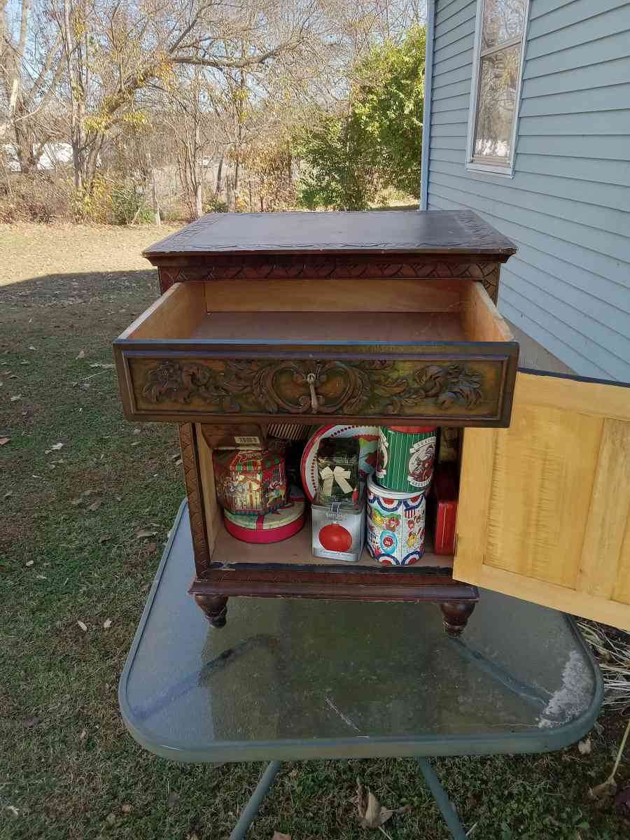 end table with storage ornate detailing - New Albany, Indiana