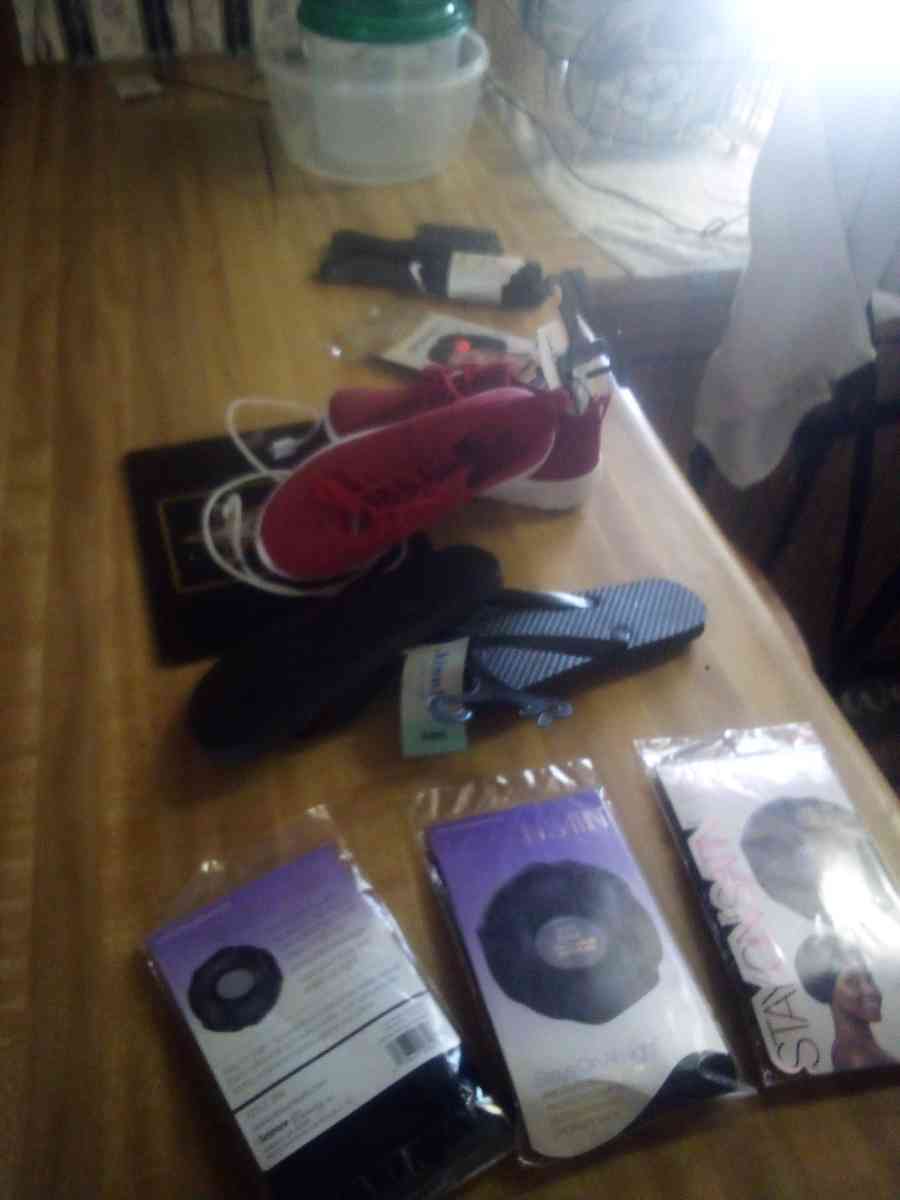 baby shoes combs flip flops and girl bonnets - Alicia, Arkansas