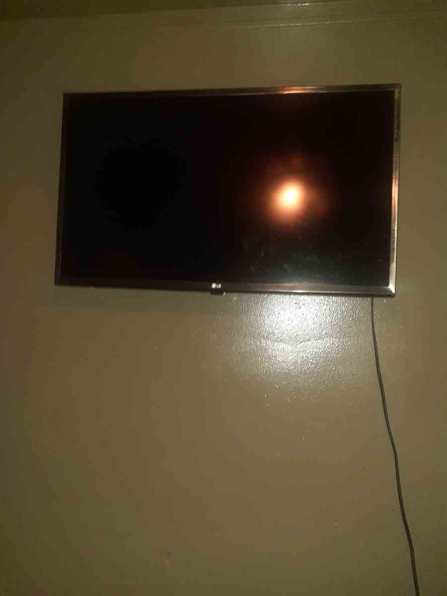 32 Inch LG Smart TV - Detroit, Michigan - FleaMarketBay