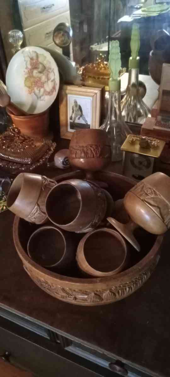 vintage wooden bowl with 8 cups - New Albany, Indiana - FleaMarketBay
