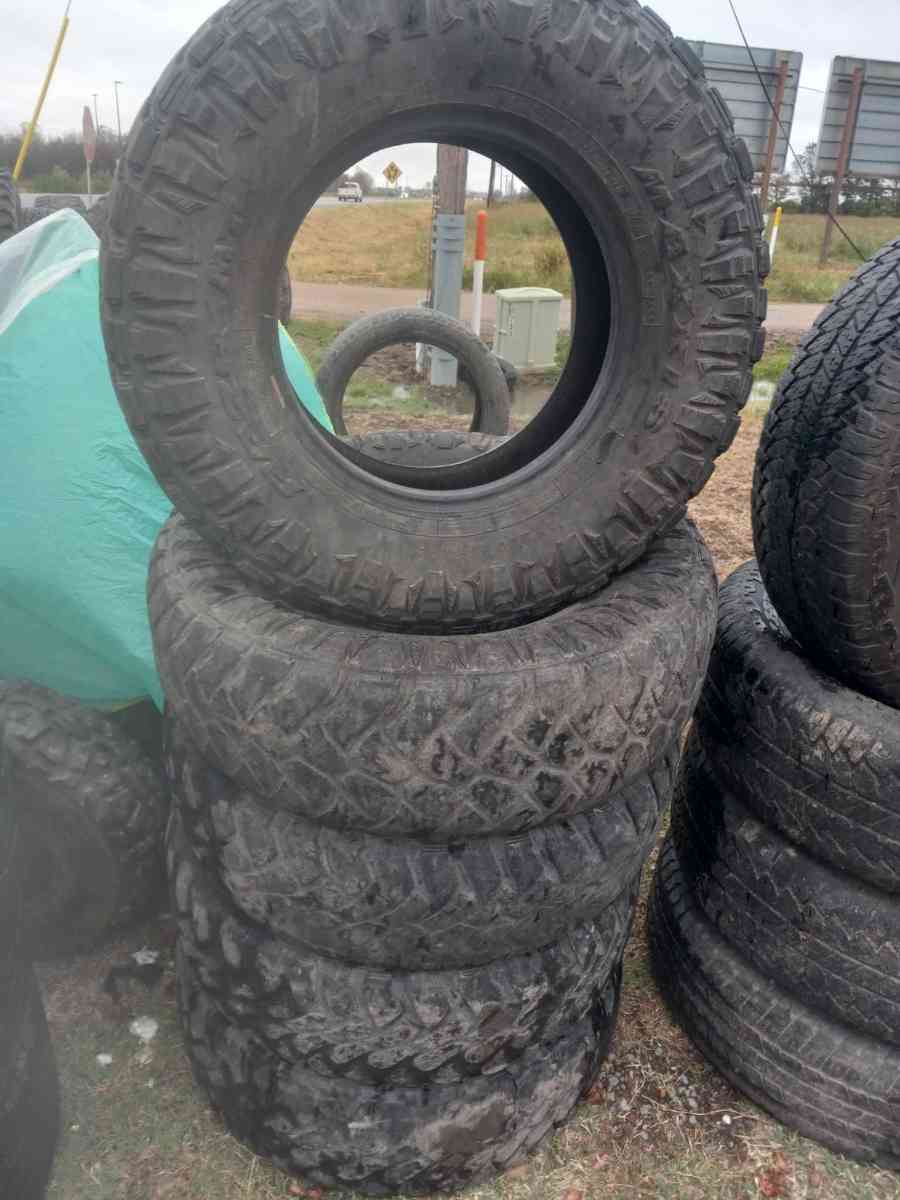 16 inch maxxis mudder muddgrips - Lake Village, Arkansas