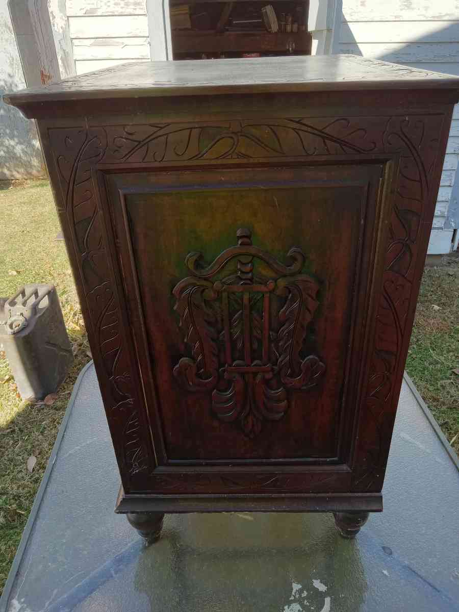 end table with storage ornate detailing - New Albany, Indiana - FleaMarketBay