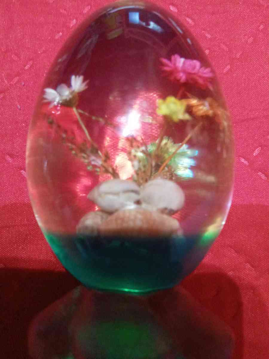 1960 to 1970s lucite acrylic egg - Davenport, Florida - FleaMarketBay