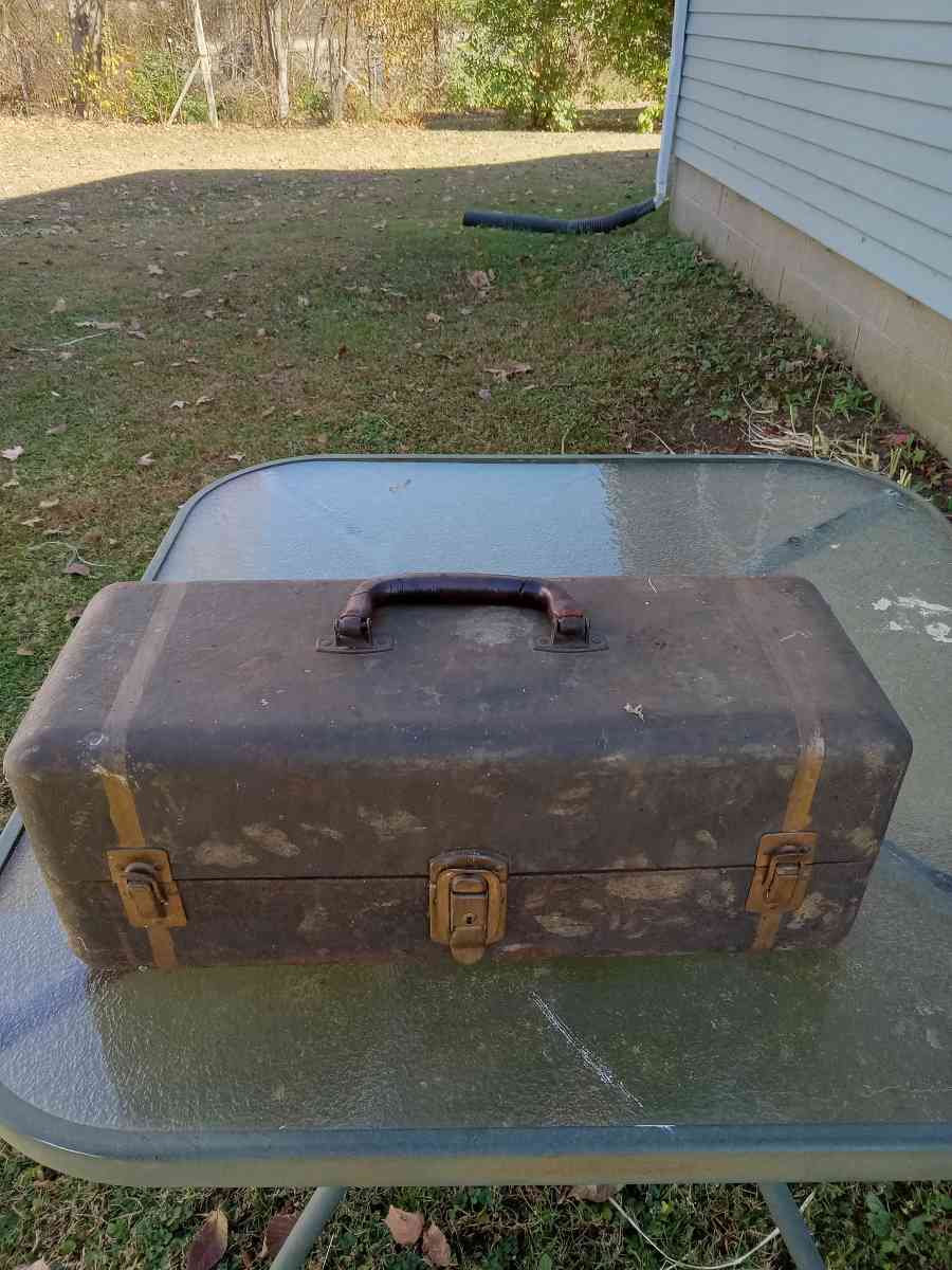 antique metal fishing tackle box - New Albany, Indiana
