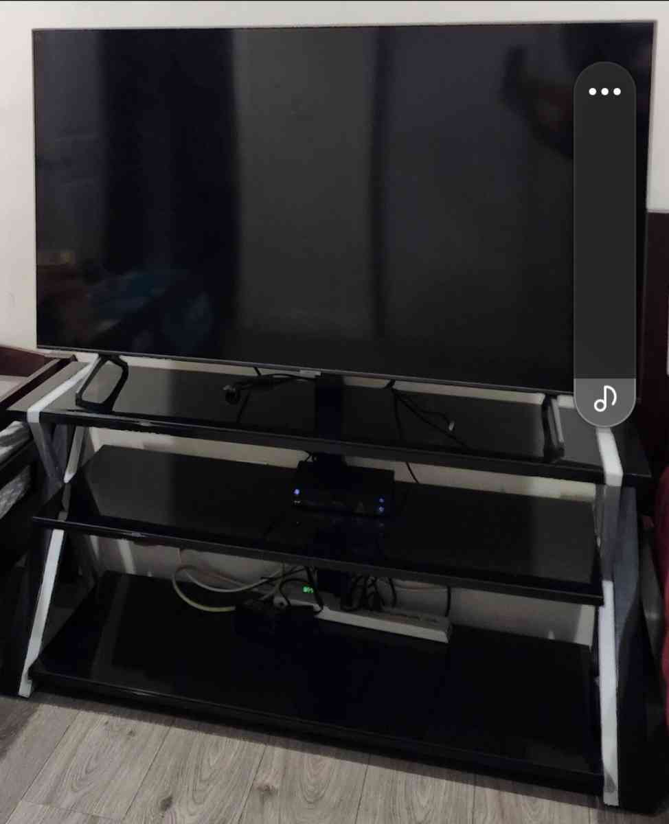 Samsung smart 55in TV like new with tinted glass black and s - Bell Gardens, California