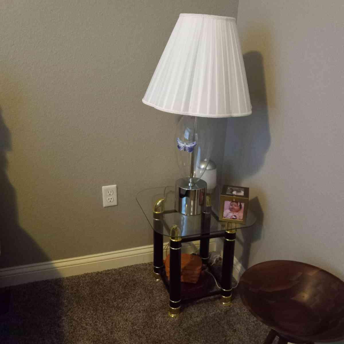 3 end tables  2 very nice lamps - Tell City, Indiana - FleaMarketBay