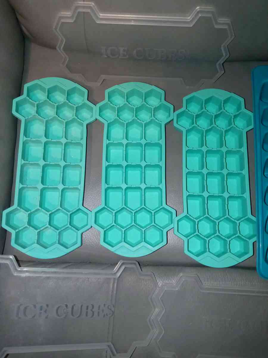 three honeycomb ice Cube mold trays with lids to regular ice - Davenport, Florida - FleaMarketBay