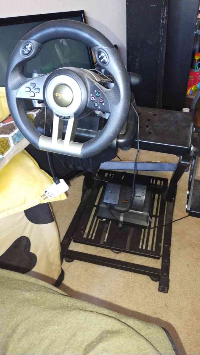 gaming chair and gaming steering wheel and pedals - Casa Grande, Arizona - FleaMarketBay