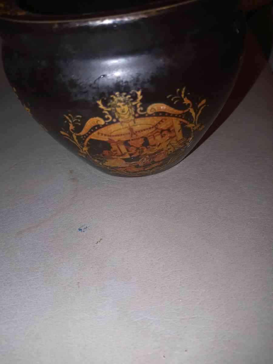 black and gold planter - Davenport, Florida - FleaMarketBay