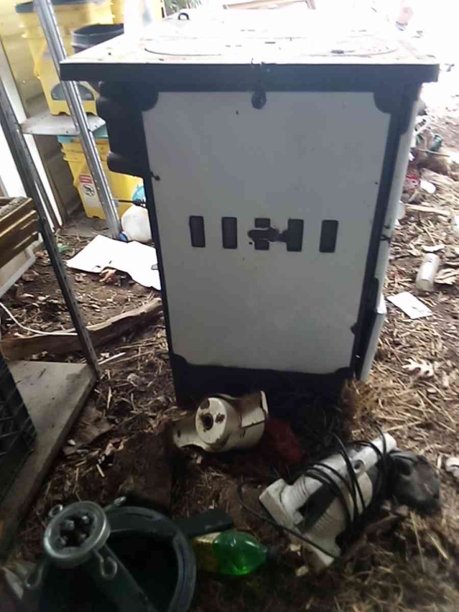 royal wood burning cook stove - Bedford, Kentucky