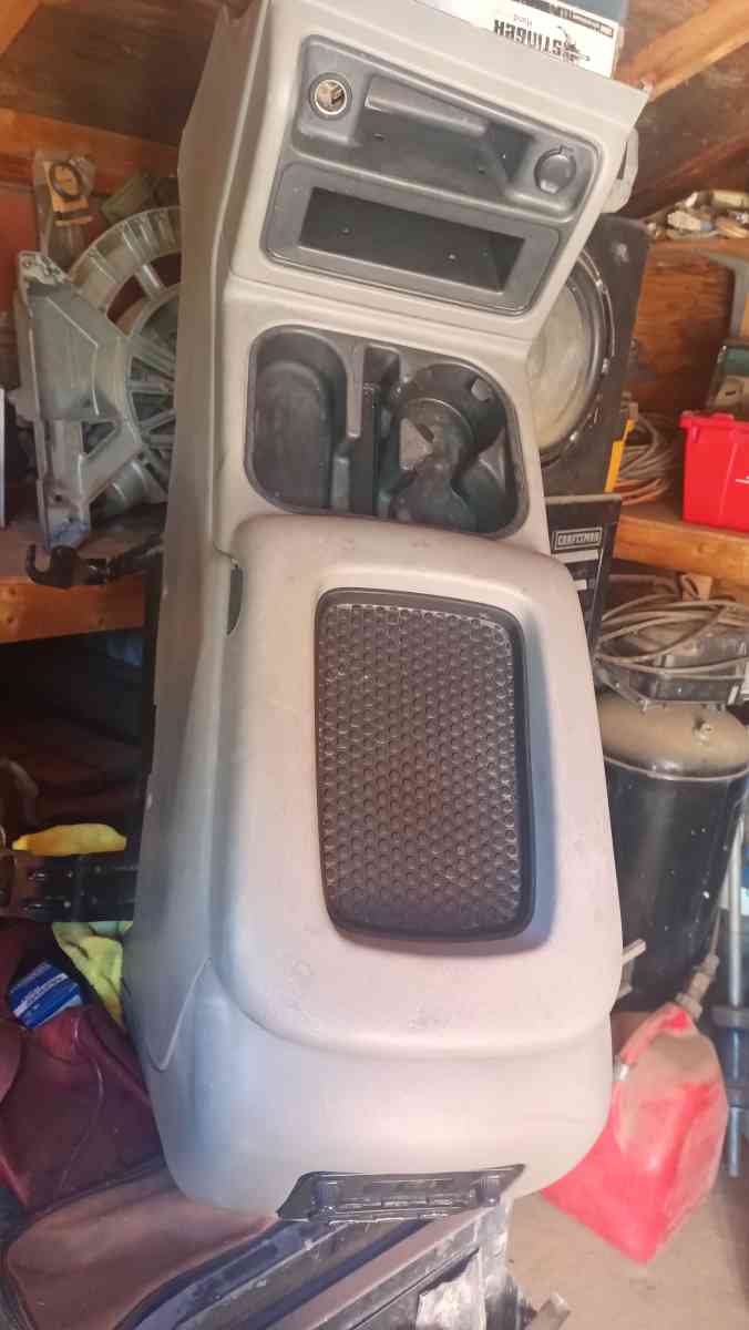 consola sentral Silverado Cadillac suburban GMC YUKON 1999 - Hesperia, California - FleaMarketBay