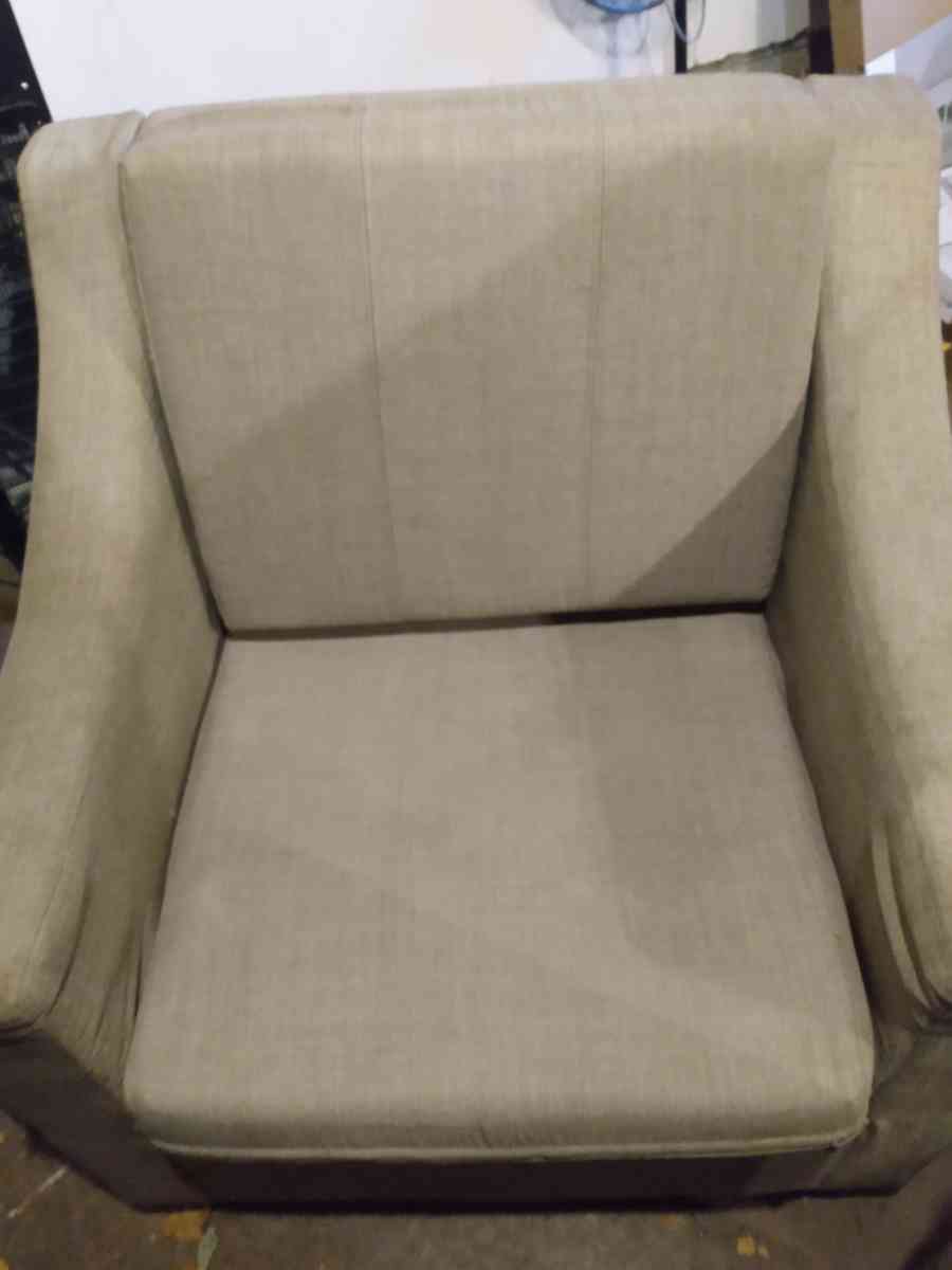 OBO living room chair can deliver for extra charge - Janesville, Wisconsin - FleaMarketBay