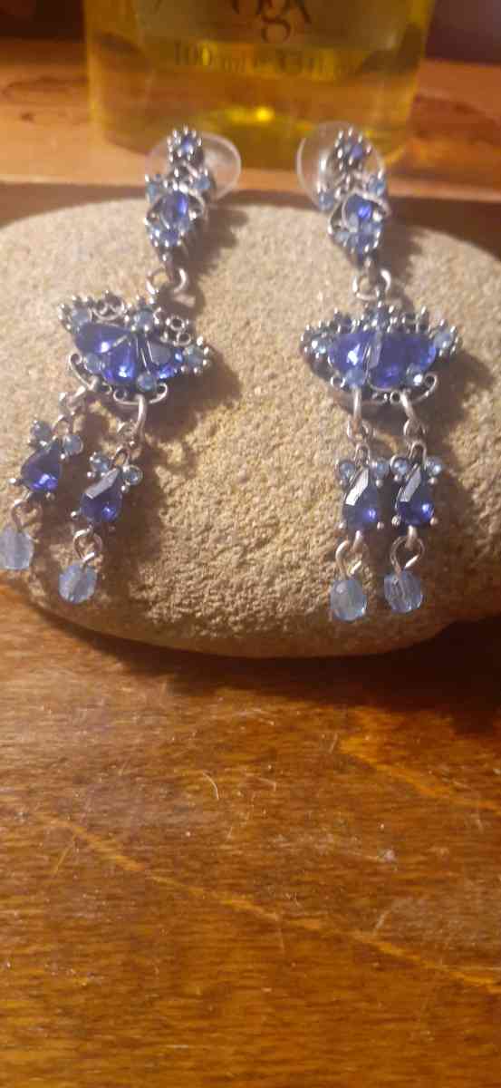 beautiful blue vintage accent dangles earrings - Swansboro, North Carolina