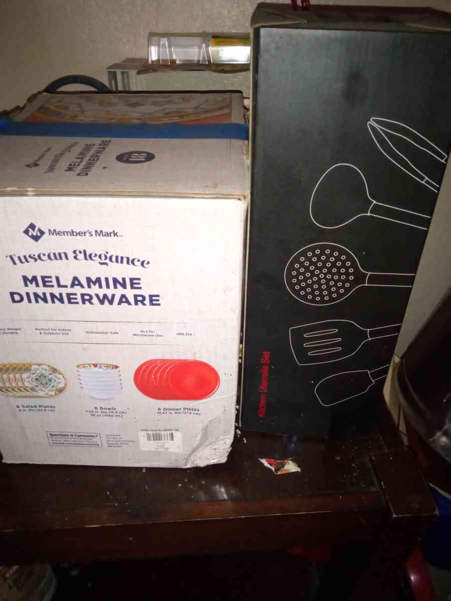 dinnerware set of 18 - Fort Worth, Texas